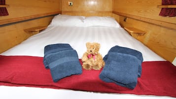 2 bedrooms, desk, bed sheets