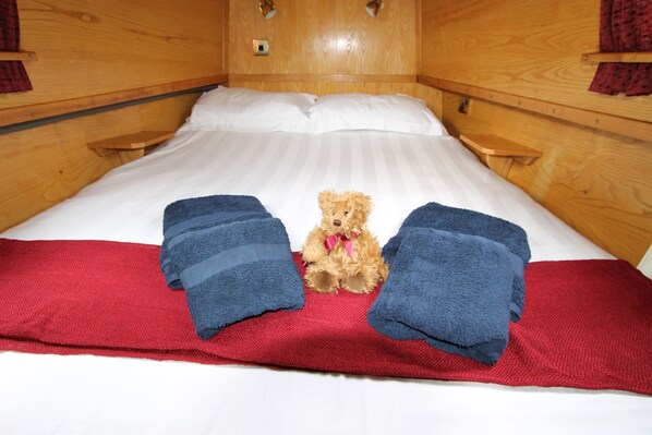 2 bedrooms, desk, bed sheets