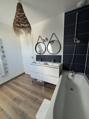 Bathtub, hair dryer, towels, toilet paper - Villa hydrangeas 2 steps from the beaches  (Pont l Abbe)