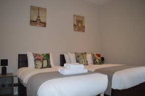 Schreibtisch, Verdunkelungsvorhänge, schallisolierte Zimmer
