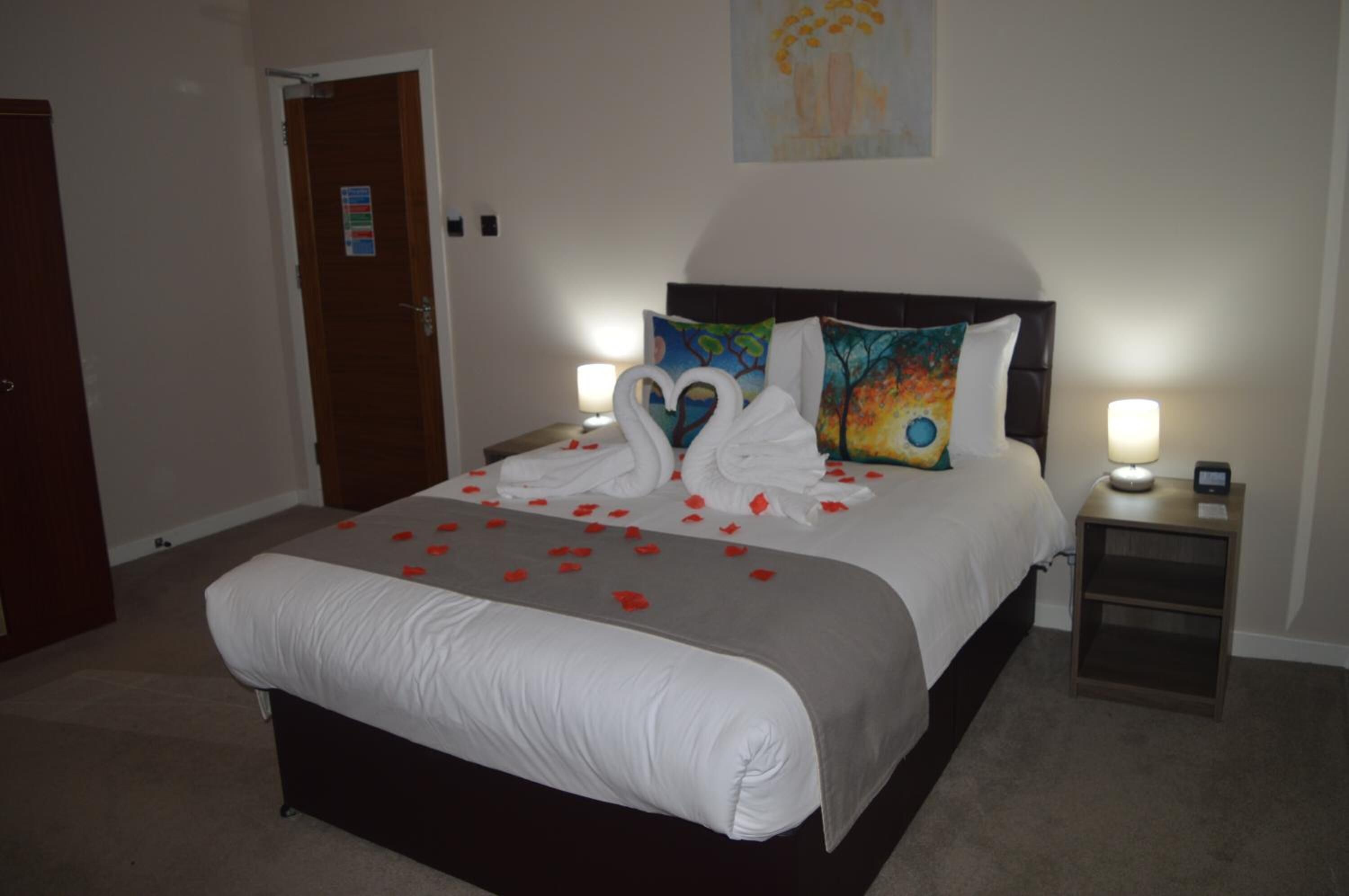 Escritorio, cortinas opacas, sistema de insonorización