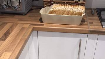 Microondas, cafetera/tetera, tetera/pava eléctrica, tostadora