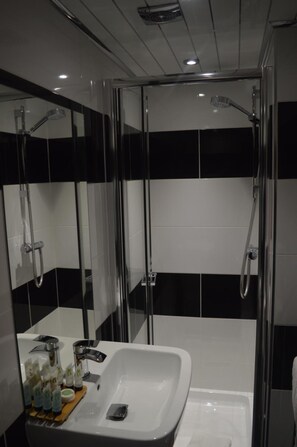 Ilmaiset hygieniatuotteet, hiustenkuivaaja, kylpytakit, tohvelit