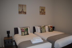 Bureau, rideaux occultants, chambres insonorisées