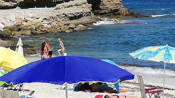Vlak bij het strand, ligstoelen aan het strand, strandlakens