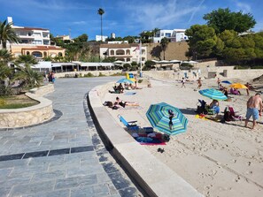 Plage à proximité, chaise longue, serviettes de plage