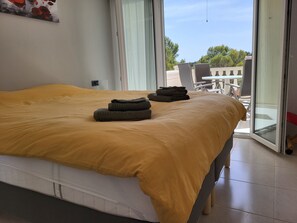 2 bedrooms, in-room safe, iron/ironing board, travel cot - Apartment Playa La Fustera Benissa, to enjoy sun, sea and mountains. (Benissa)