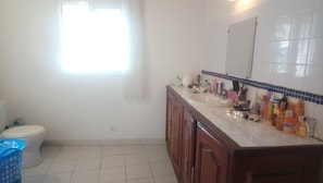 Douche, serviettes fournies, savon, papier toilette