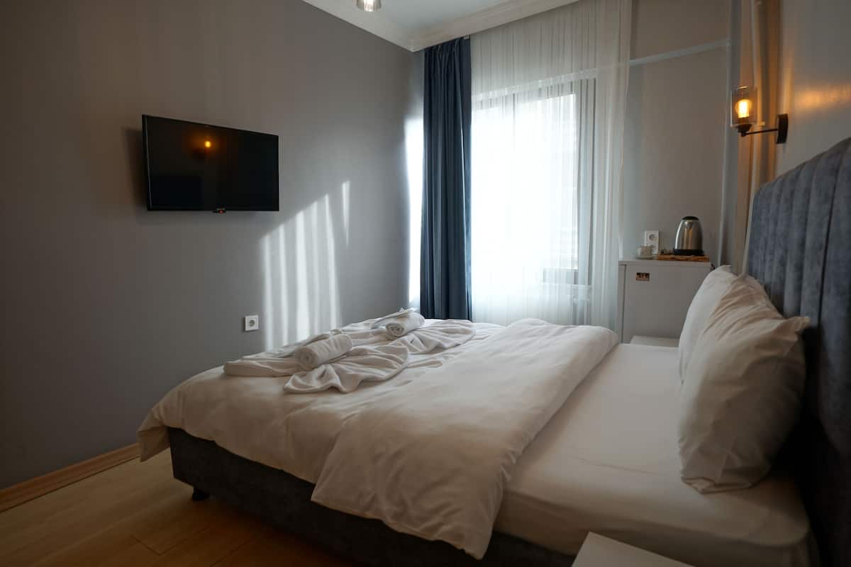 Standaard tweepersoonskamer | Luxe beddengoed, individueel gedecoreerd, een laptopwerkplek