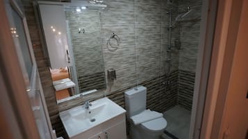 Deluxe-Doppelzimmer | Badezimmer | Dusche, Haartrockner, Hausschuhe, Handtücher