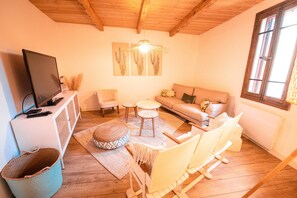 TV - La Bohème. Maison de Village, Jardin et spa (OCTON)