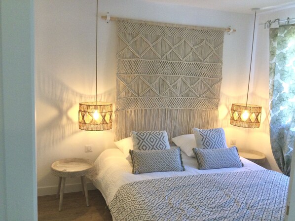 3 bedrooms, iron/ironing board, free WiFi, bed sheets - La Bohème. Maison de Village, Jardin et spa (OCTON)