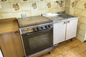 Kühlschrank, Ofen, Esstisch