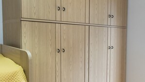 Une armoire en bois dotée de plusieurs portes et de plusieurs poignées.
