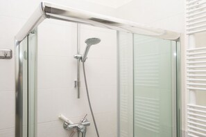 Douche, bidet, serviettes fournies