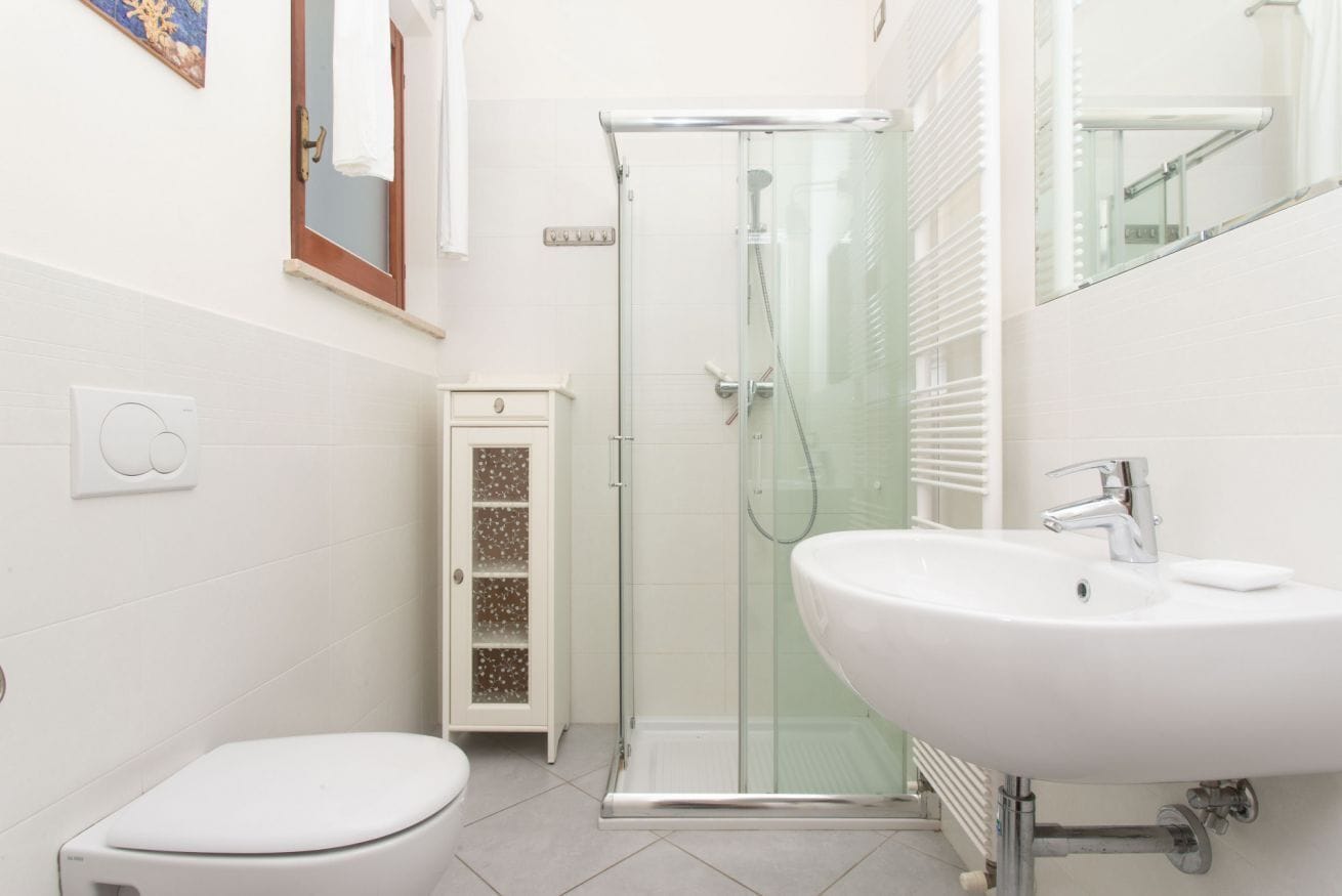 Een douche, een bidet, handdoeken