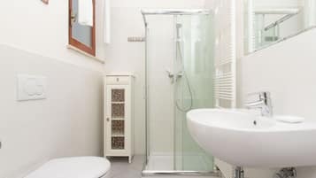 Een douche, een bidet, handdoeken