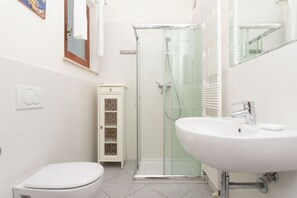 Douche, bidet, serviettes fournies