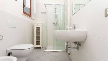 Doccia, bidet, asciugamani