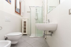 Douche, bidet, serviettes fournies