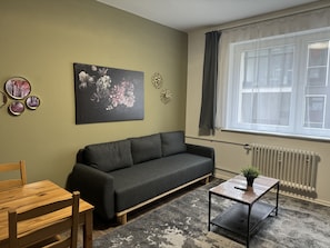 TV - BERLIN PURE - holiday apartment for up to 12 people (Bezirk Neukölln)