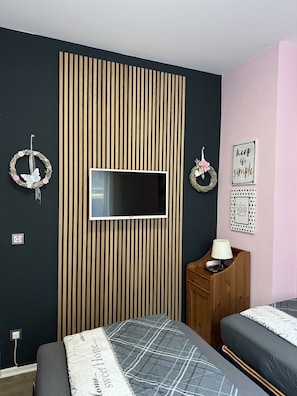 3 slaapkamers, een strijkplank/strijkijzer, gratis wifi, beddengoed