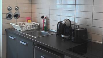 Kühlschrank, Mikrowelle, Ofen, Herdplatte