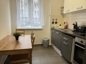 Een koelkast, een microgolfoven, een oven, een kookplaat