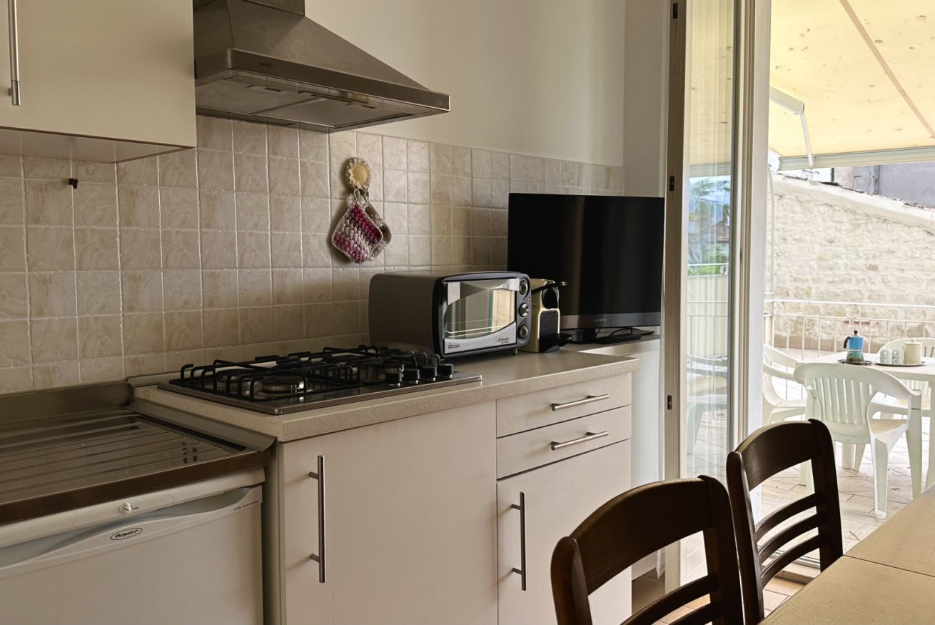 Frigorífic i una taula de menjador 