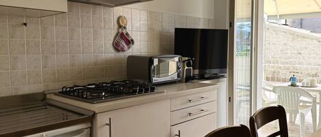 Frigorífic i una taula de menjador