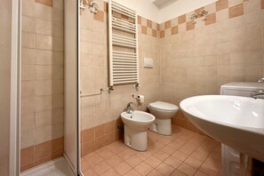 Shower, bidet, towels - N219 - Numana, delightful two-room apartment in the center (Numana)