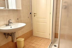 Ducha, bidet, toallas
