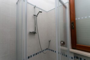 Regadera, bidet, toallas 