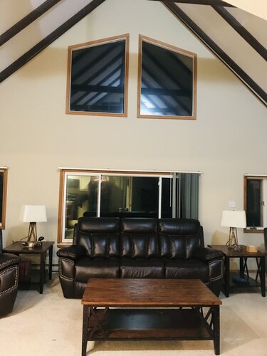 Private Pocono Retreat on Golf Course & Pet friendly