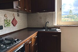 Frigorifero, forno, tavolo da pranzo