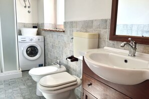 Regadera, bidet, toallas 