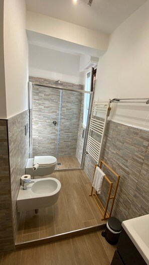 Comfort Triple Room | Bathroom | Shower, rainfall showerhead, free toiletries, hair dryer - Cala Portavecchia (Monopoli)