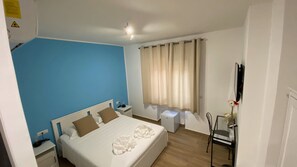 Comfort Double Room | Peralatan tempat tidur premium, peti besi dalam bilik, meja 