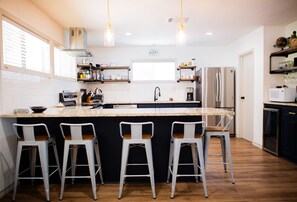 Kylskåp, mikrovågsugn, ugn och spishäll