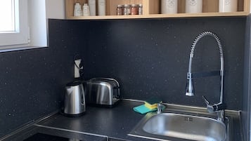 Geladeira, cooktop, cafeteira/chaleira, chaleira elétrica