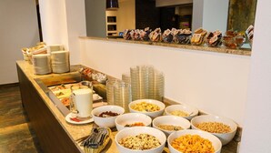 A buffet with various food items and utensils. - DuDa Boarding Apartments (Reichertshofen)