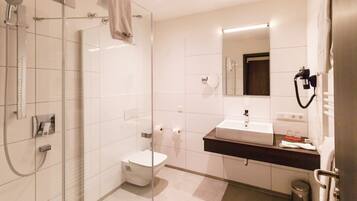 Basic-Studio | Badezimmer | Dusche, Haartrockner, Fußbodenheizung (Badezimmer), Handtücher