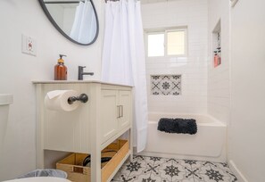 Combined shower/bathtub, hair dryer, towels, soap - Near Bay Home with A/C, Bikes, Parking, and Wi-Fi - Mins to Beach!  (San Diego)