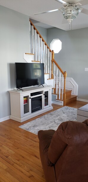 Smart TV, chimenea y oficina 