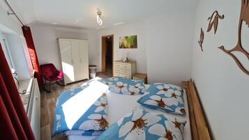 2 dormitoris, planxa i posts de planxar, wifi i roba de llit