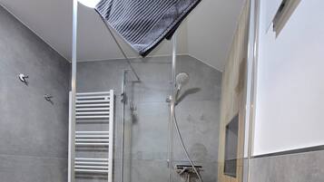 Ensemble douche/baignoire, sèche-cheveux, serviettes fournies, savon