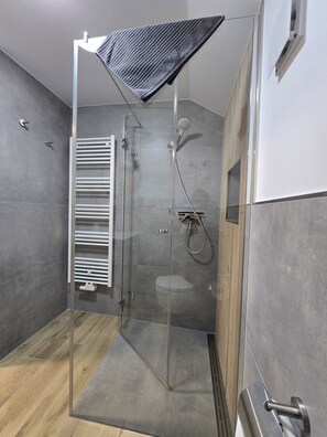 Bañera con ducha, secador de pelo, toallas, jabón