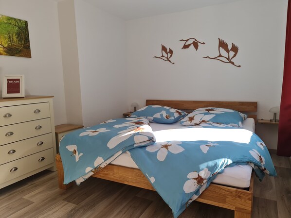 2 habitaciones, tabla de planchar con plancha, wifi y ropa de cama