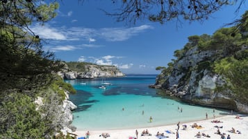 Beach nearby, sun-loungers, beach towels