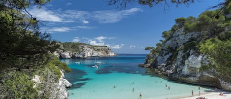 Nära stranden, solstolar och strandhanddukar